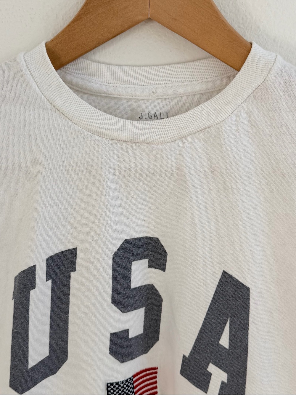 Brandy Melville USA white cotton t-shirt with embroidered flag - Picture 3 of 7